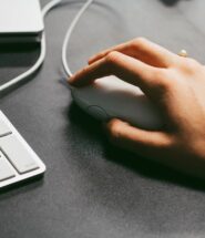 Optez pour la souris d'ordinateur ergonomique et ses nombreux bénéfices
